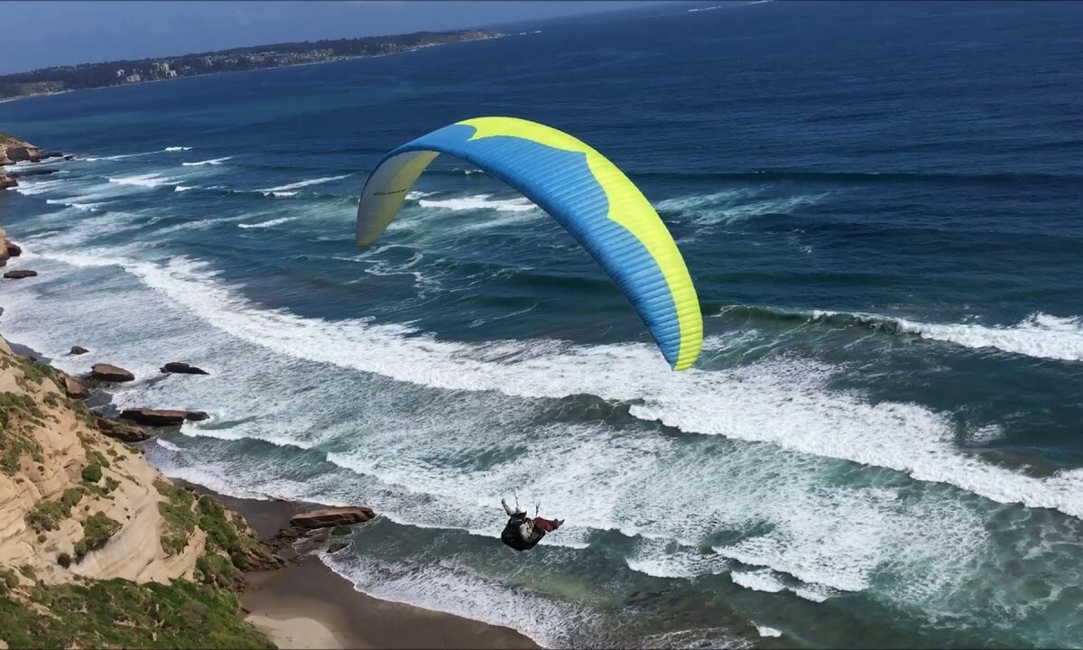 Parapente sobre el Pacífico